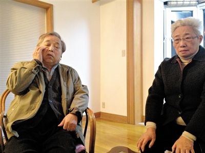 前晚，年過七旬的劉光嘉及妻子向記者講述強(qiáng)拆經(jīng)過。