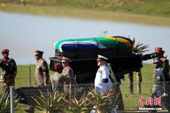 圖為南非海、陸、空三軍首腦為曼德拉護靈。宋方燦 攝