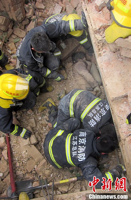 圖為南京消防隊(duì)員找到被埋工人。中新社發(fā) 梅亮 攝