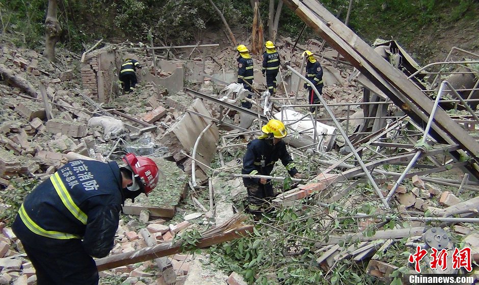 圖為南京消防隊(duì)員在現(xiàn)場(chǎng)搜救。中新社發(fā) 梅亮 攝