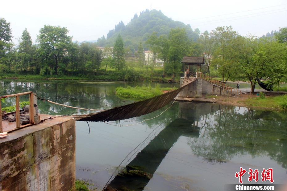 5月1日晚9點(diǎn)10分左右，湖南省鳳凰縣沱江鎮(zhèn)棉寨村距縣城3公里處桃花島篝火晚會(huì)散場(chǎng)時(shí)，游客經(jīng)過(guò)近水
