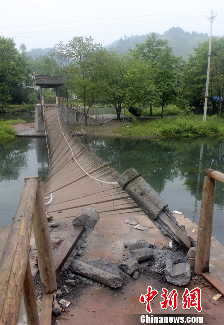 5月1日晚9點(diǎn)10分左右，湖南省鳳凰縣沱江鎮(zhèn)棉寨村距縣城3公里處桃花島篝火晚會(huì)散場(chǎng)時(shí)，游客經(jīng)過(guò)近水
