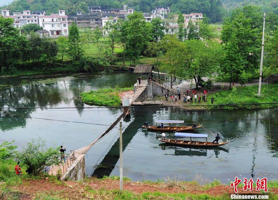 5月2日，鳳凰縣搜尋人員仍在沱江下游搜尋。