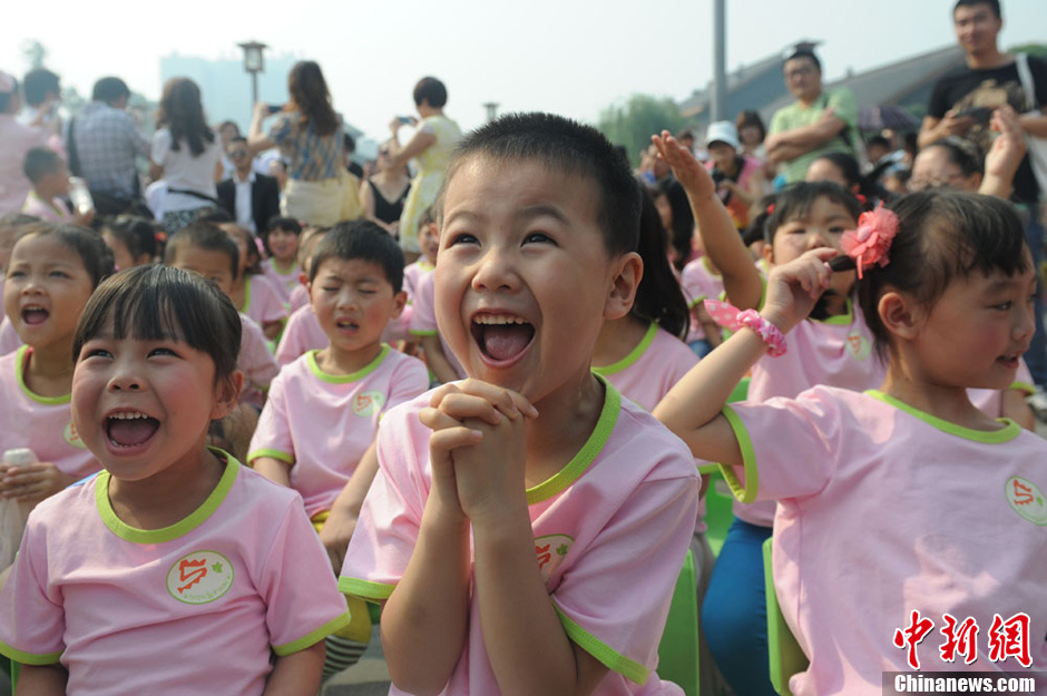 圖為參加集體生日的“地震寶寶”。張浪 攝