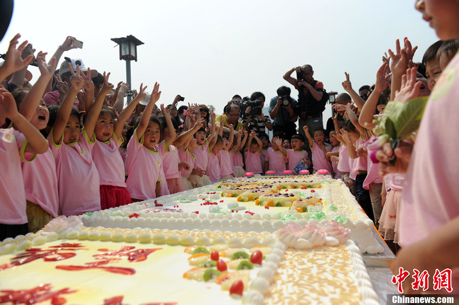 圖為孩子們準(zhǔn)備享用生日蛋糕。張浪 攝