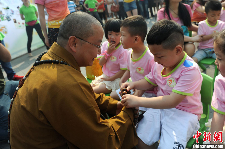 圖為羅漢寺素全法師與參加生日party的孩子。張浪 攝