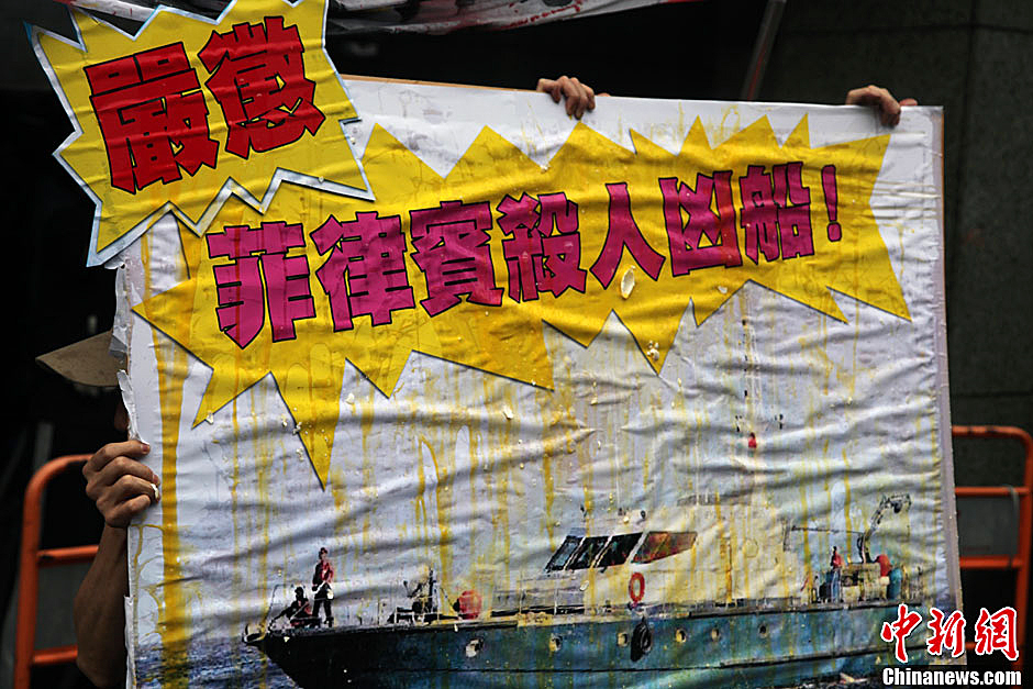 圖為一個抗議紙板蛋痕累累，持板人躲在紙板后面。中新社發(fā) 董會峰/攝