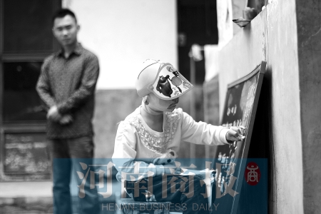 右手受傷了，她用左手在家里的小黑板上練習寫字