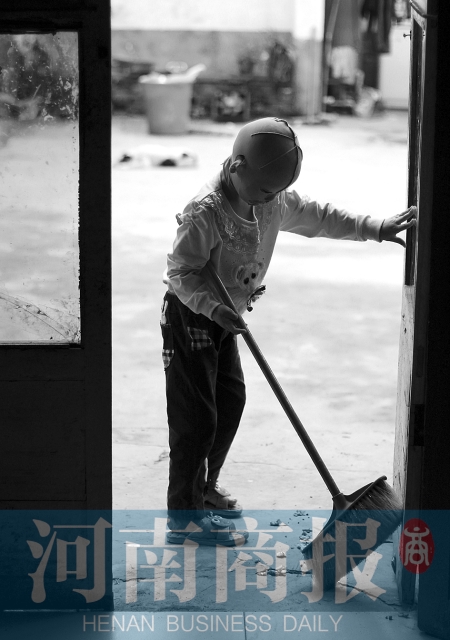 她很懂事，經(jīng)常幫助爸爸媽媽打掃衛(wèi)生