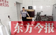 男廁中擺放的電視機(jī)、柜子、自行車等物品