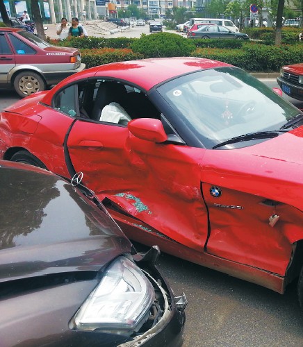 寶馬車門完全變形。