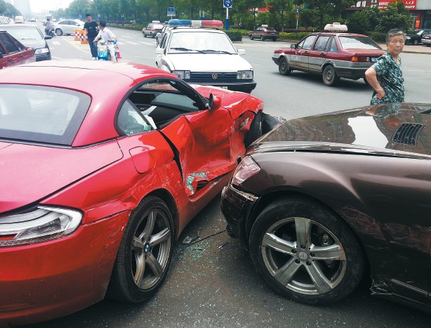 兩部價值百萬左右的豪車在碰撞中損傷嚴重。謝德勝 記者金學永/攝