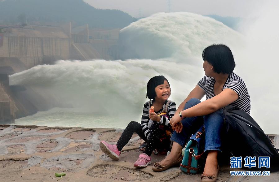 　6月22日，兩位游客在黃河小浪底景區(qū)內(nèi)歇息。