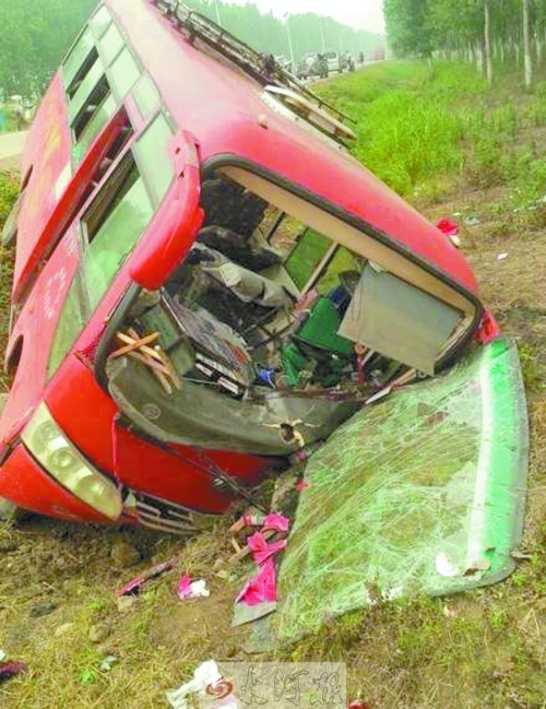 　扎進(jìn)溝里的中巴車(chē)，擋風(fēng)玻璃碎了一地。