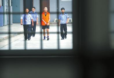 劉明前往家屬會(huì)見(jiàn)室和父母見(jiàn)最后一面。 吳小川 攝