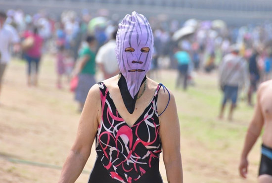 2013年7月3日，山東青島青島高溫來(lái)襲，“青島大媽”不懼滸苔，戴著“強(qiáng)盜面具”出現(xiàn)在海水浴場(chǎng)消暑降
