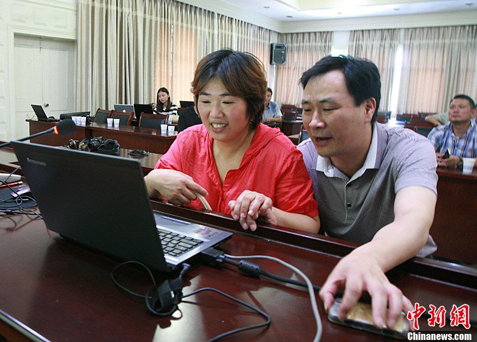 浙江江山韓亞空難親歷學(xué)生與國內(nèi)家長進(jìn)行視頻對(duì)話 中新社發(fā) 李晨韻/攝