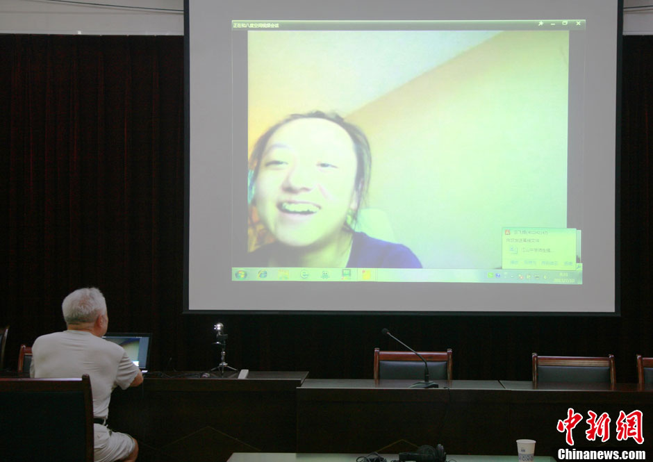 浙江江山韓亞空難親歷學(xué)生與國內(nèi)家長進(jìn)行視頻對(duì)話 中新社發(fā) 李晨韻/攝