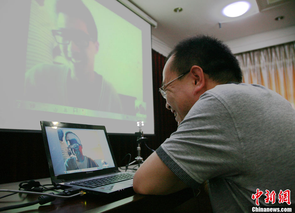 浙江江山韓亞空難親歷學(xué)生與國內(nèi)家長進(jìn)行視頻對(duì)話 中新社發(fā) 李晨韻/攝