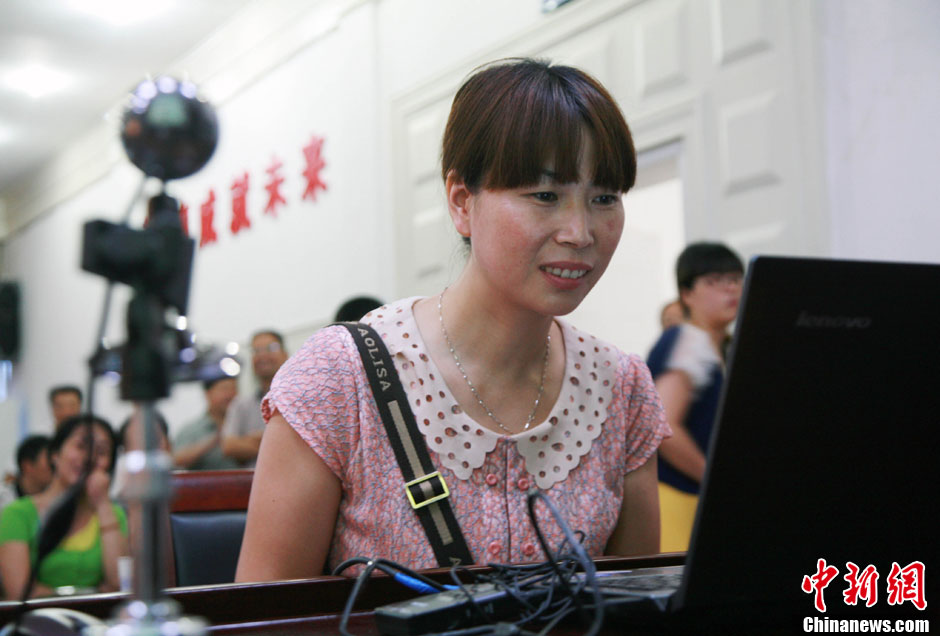 浙江江山韓亞空難親歷學(xué)生與國內(nèi)家長進(jìn)行視頻對(duì)話 中新社發(fā) 李晨韻/攝