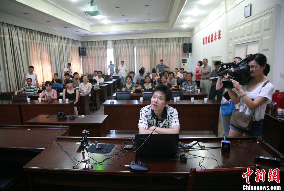 浙江江山韓亞空難親歷學(xué)生與國內(nèi)家長進(jìn)行視頻對(duì)話 中新社發(fā) 李晨韻/攝