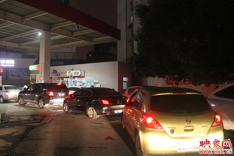 加油站內(nèi)，車主們正在正待為愛車加油