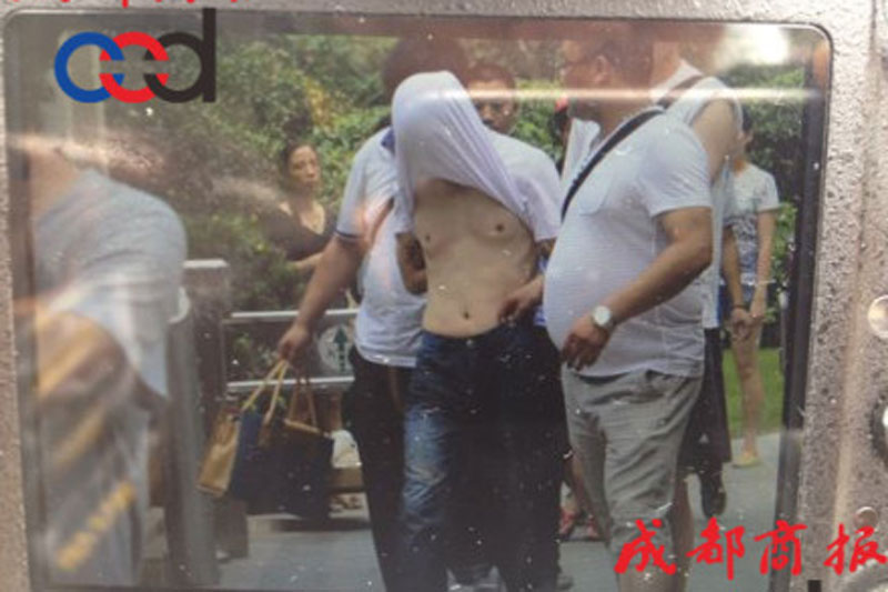 圖為事發(fā)現(xiàn)場，嫌疑人被警方控制。