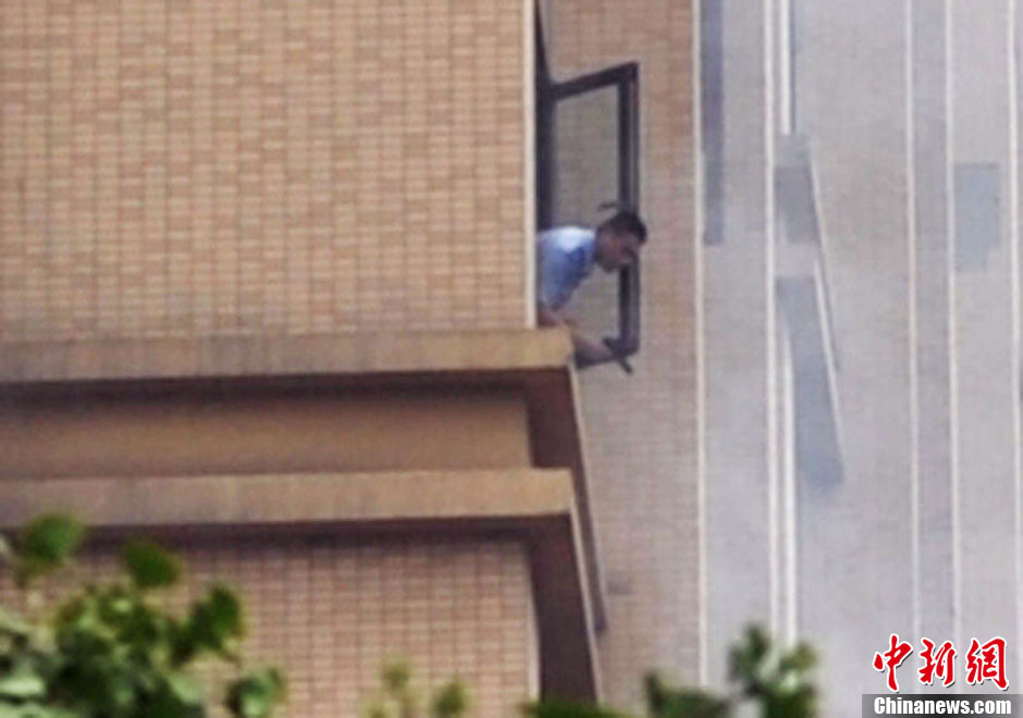 7月31日，成都成華區(qū)二十四城小區(qū)發(fā)生警匪槍戰(zhàn)。