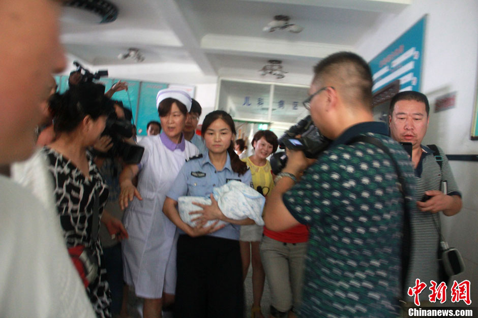 圖為當(dāng)?shù)孛窬瘧驯Й@救嬰兒進(jìn)入富平婦幼保健院。張一辰 攝