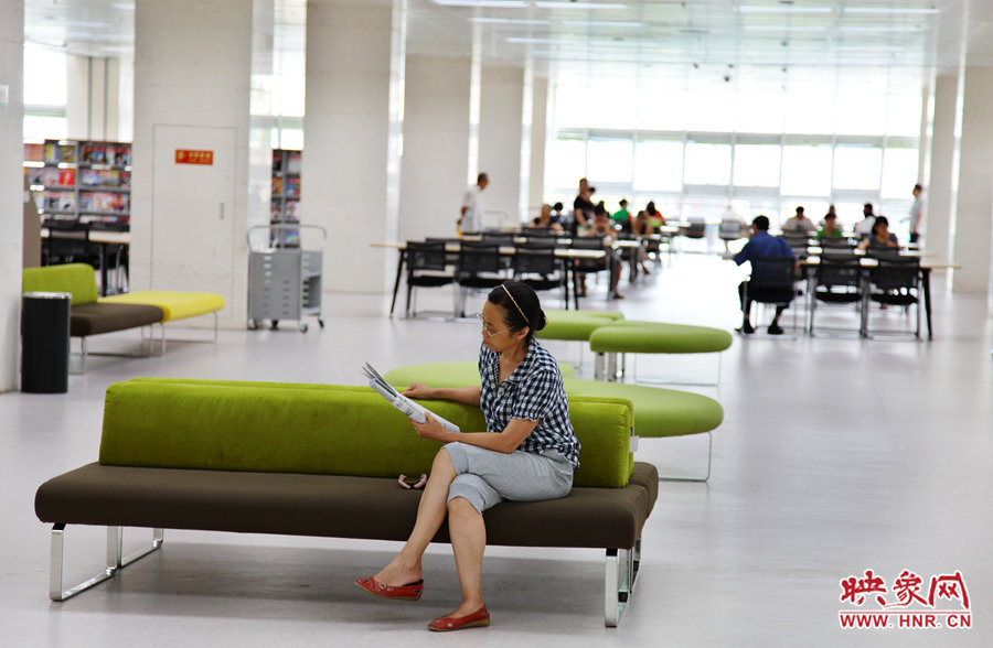 早上十點(diǎn)左右，已經(jīng)有不少讀者來(lái)管內(nèi)看書(shū)了。