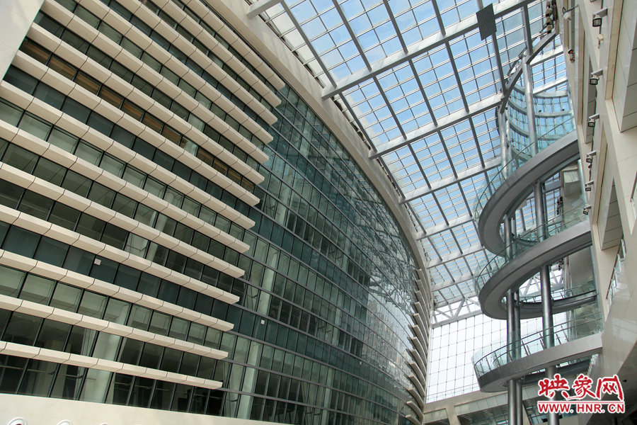 “全景天窗”帶來(lái)充足的自然光。