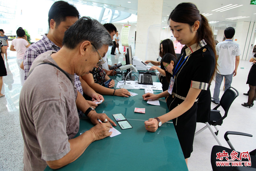 辦理借書(shū)卡很便捷，只需要身份證和一百元押金就可以。