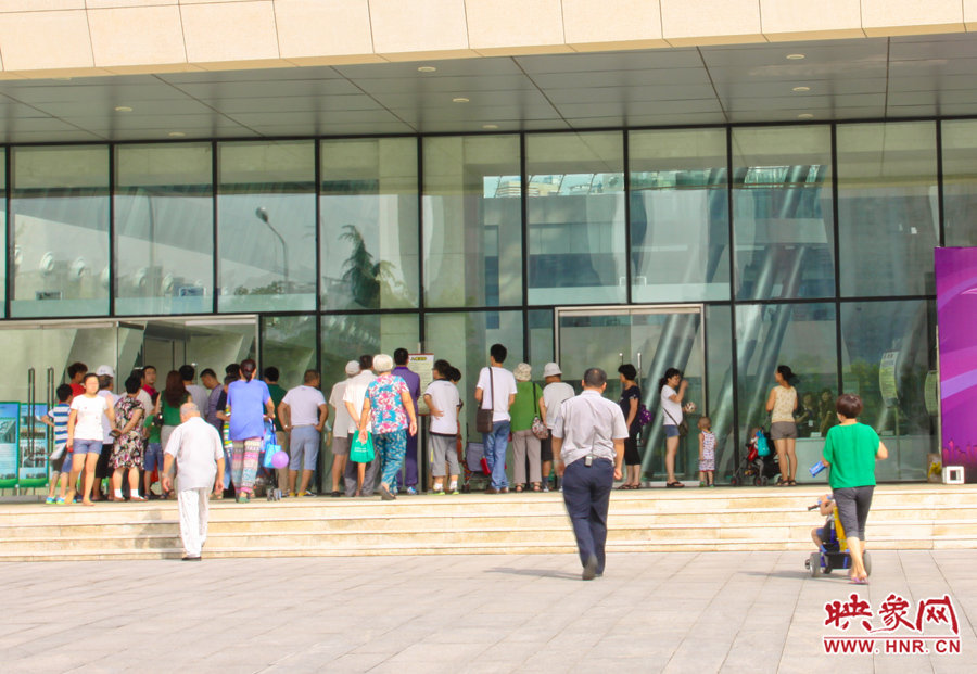 開(kāi)館時(shí)間還沒(méi)到，門(mén)口已經(jīng)有不少等待的讀者