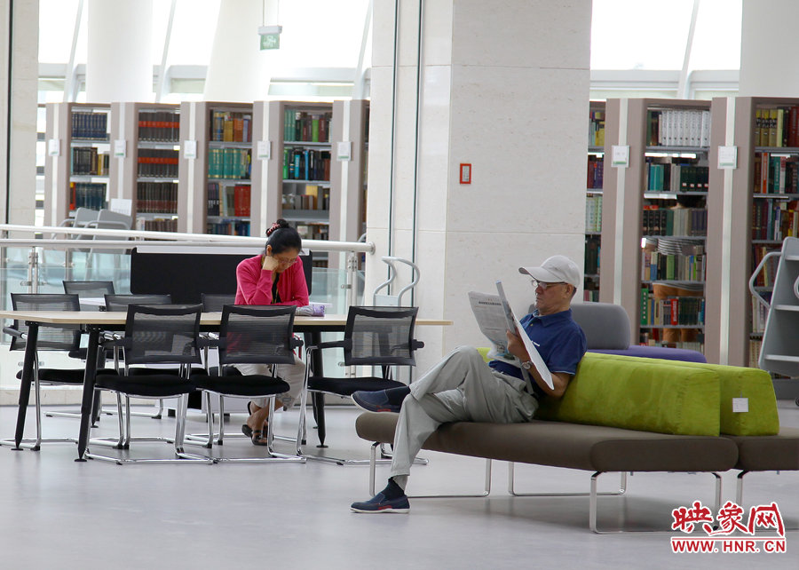閱讀區(qū)有沙發(fā)，有桌椅，讓讀者有了更多的選擇。