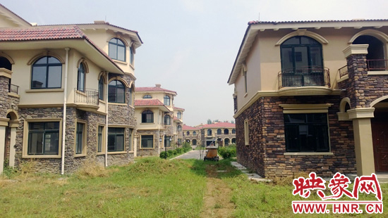 圖為別墅群內正在進行最后的鋪路、綠化