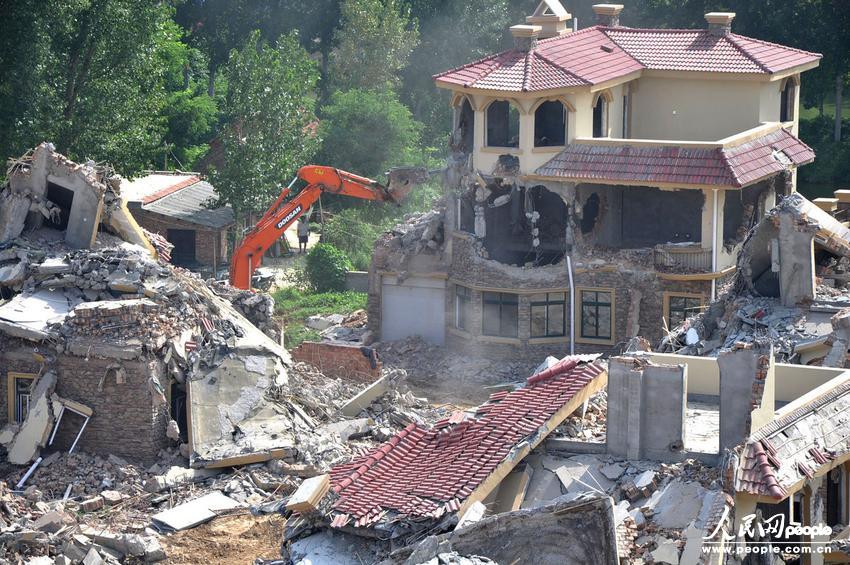 2013年8月18日，在黃河南岸鄭州市惠濟(jì)區(qū)花園口鎮(zhèn)申莊村，違規(guī)修建的別墅正在被拆除。張濤/東方IC