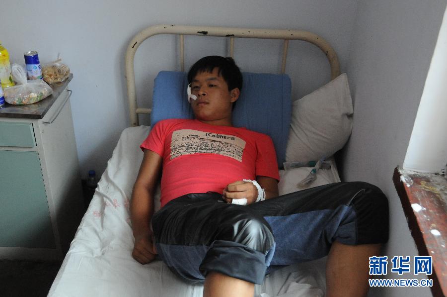 　8月20日，一名傷者在醫(yī)院接受救治。