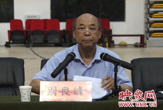 “漢之星”漢字輸入法研發(fā)人別良峰在介紹系統(tǒng)功能及用法 “漢之星”漢字輸入法研發(fā)人別良峰在介紹系統(tǒng)功能及用法