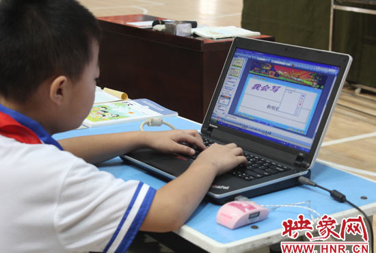 學(xué)生們對(duì)這套系統(tǒng)已經(jīng)操作很熟練 學(xué)生們對(duì)這套系統(tǒng)已經(jīng)操作很熟練