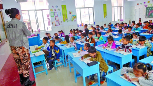 有的課桌直抵講臺，學生眼睛離黑板非常近。