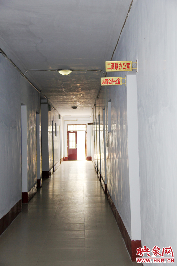 在縣委大院內(nèi),分布著很多機關(guān)單位。