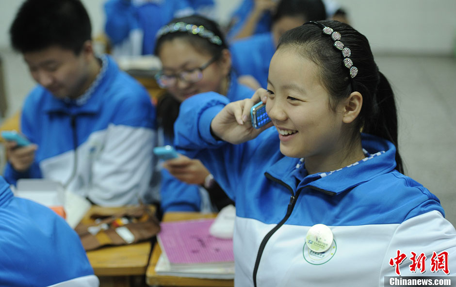 圖為一同學(xué)正在試手機(jī)的通話功能。