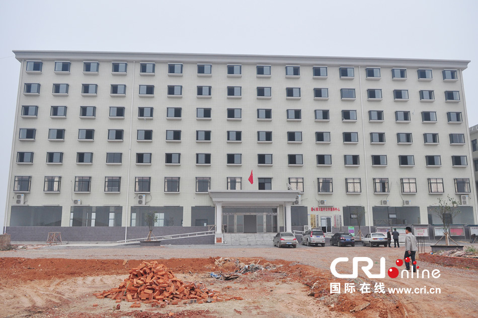 2013年10月21日，長(zhǎng)沙云蓋村欠債千萬(wàn)新建的豪華村部樓。