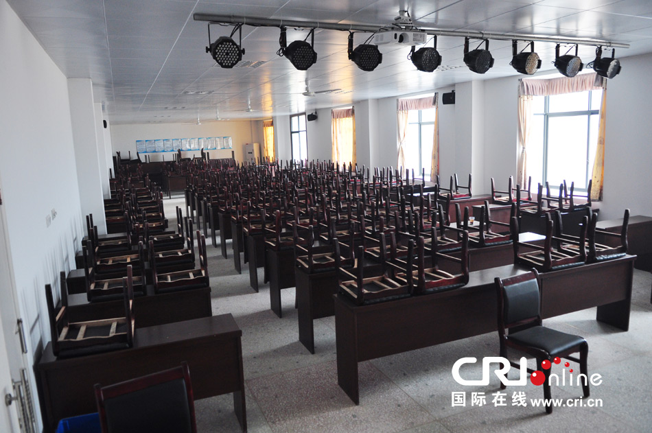 2013年10月21日，長(zhǎng)沙云蓋村欠債千萬(wàn)新建的豪華村部樓。