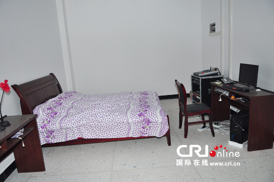 2013年10月21日，長(zhǎng)沙云蓋村欠債千萬(wàn)新建的豪華村部樓。