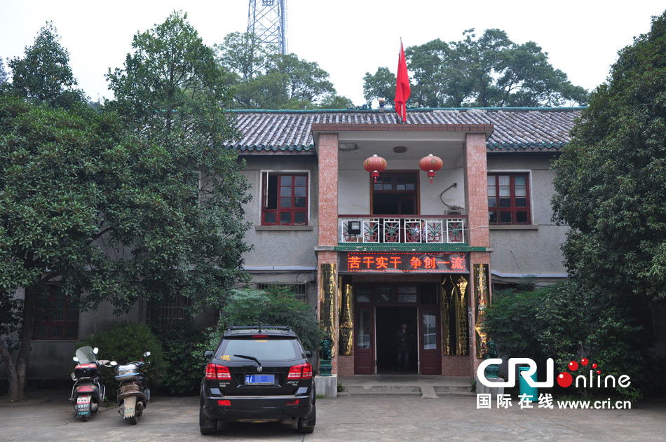 　2013年10月21日，這是蓮花鎮(zhèn)人民政府的辦公樓，和蓮花鎮(zhèn)云蓋村的辦公樓相比，寒酸不少。