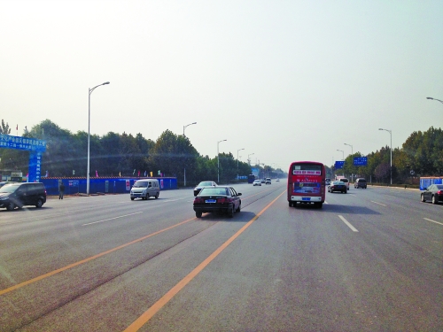 鄭開大道上隨處可見車輛駛?cè)腚p黃線超車,很危險。