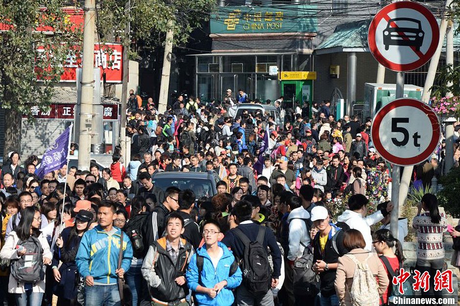 　10月26日上午10點多，北京香山路賞紅客摩肩接踵