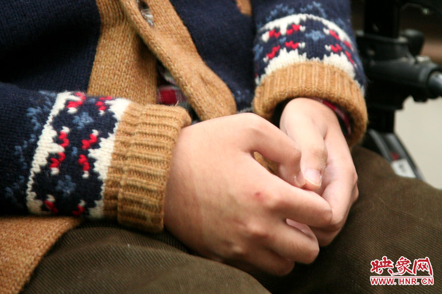 也許是對陌生人來訪的感受到了拘謹(jǐn)，王海龍的雙手僅僅的握著