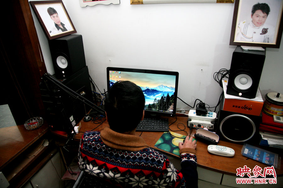 這張小小的工作臺(tái)就是海龍的一片小天地，他可以在這里練歌，也可在這里回味他的過去